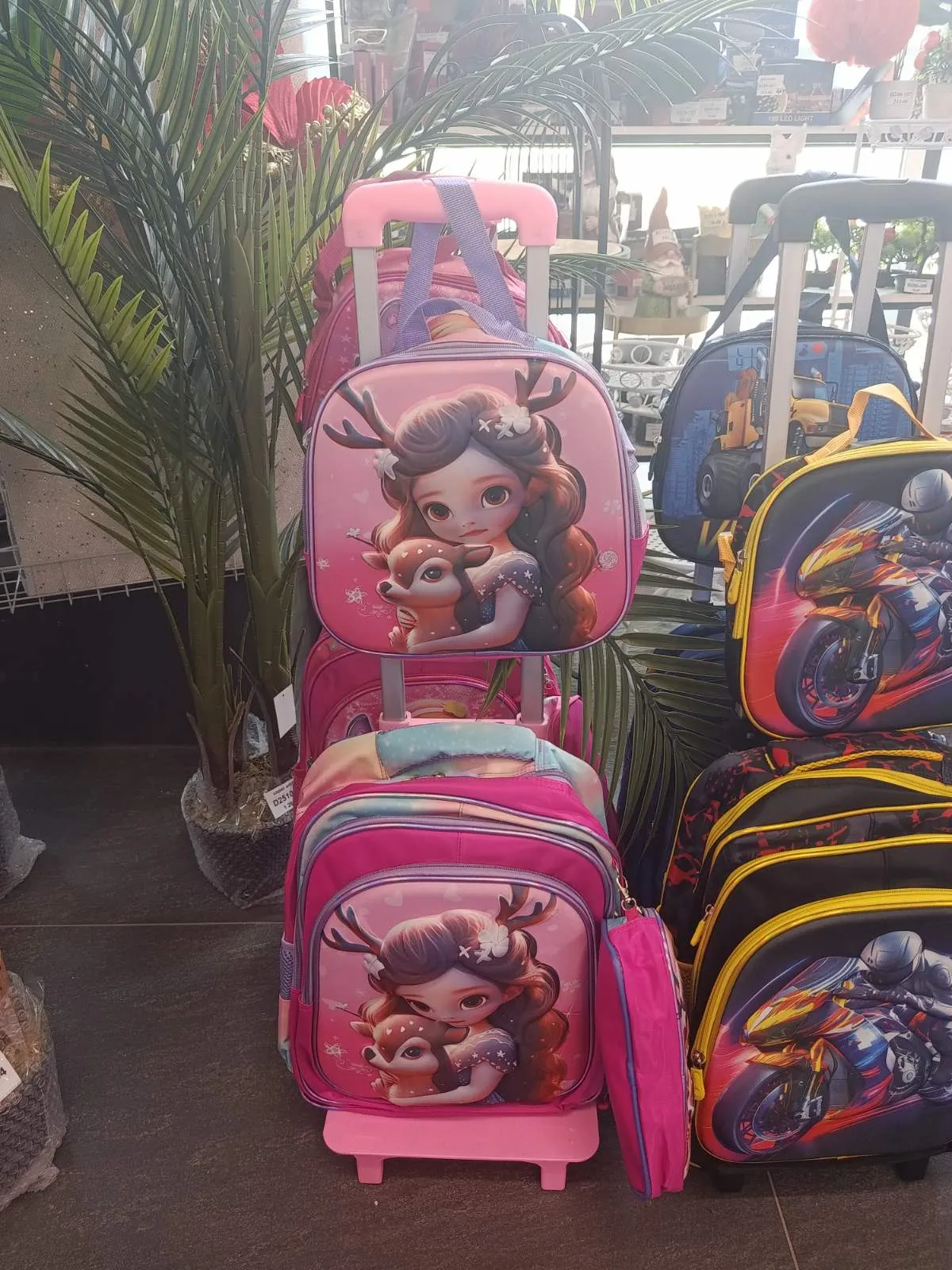 rucsac școlar pe roți fetata cu cornute