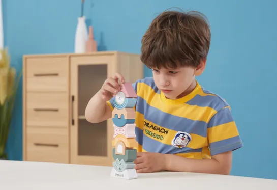Piramidă din lemn, cu echilibru Piramidă din lemn, cu echilibru
