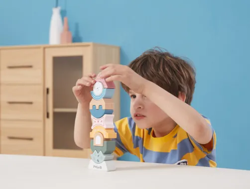Piramidă din lemn, cu echilibru Piramidă din lemn, cu echilibru