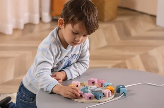 Sorter din lemn „Ceasul” cu șiret Sorter din lemn „Ceasul” cu șiret